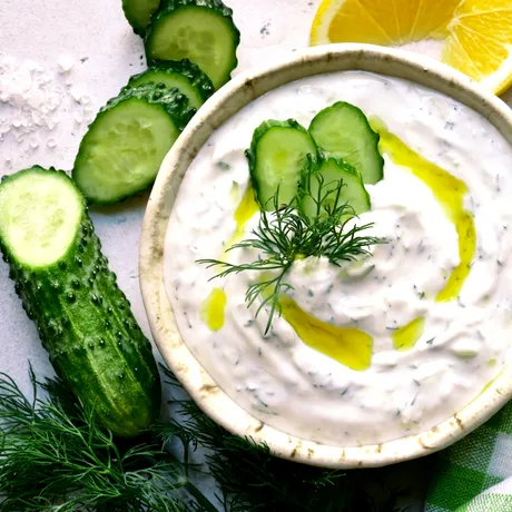 Cum se face sos tzatziki cremos și aromat. Rețeta grecească autentică