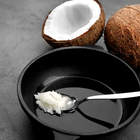 Cum să spargi și să cureți ușor nuca de cocos! Iată cinci tehnici eficiente