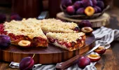 Prăjitură germană cu prune, budincă de vanilie și crumble. Desertul fin care merge perfect lângă cafea