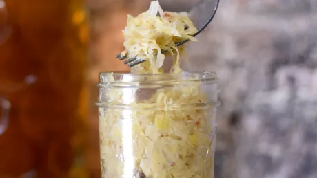 Varza murată: beneficii pentru creier şi tractul gastrointestinal