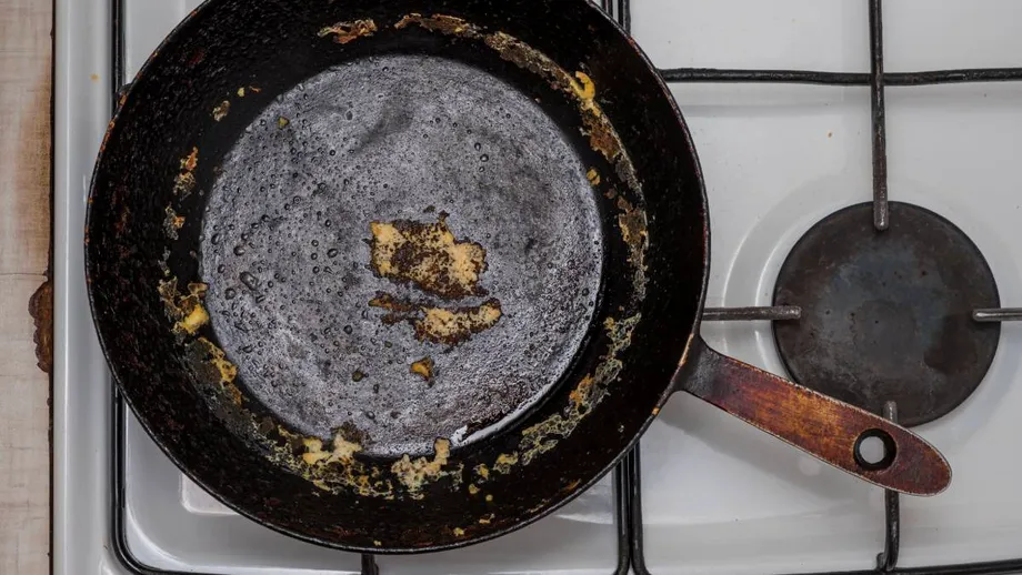 Cum să cureți tigaia de fontă de grăsime și arsură. Trucul cu sare care nu-ți strică tigaia