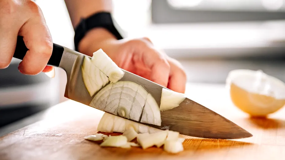 Gata cu lacrimile în bucătărie! Metoda genială pentru tăiat ceapa