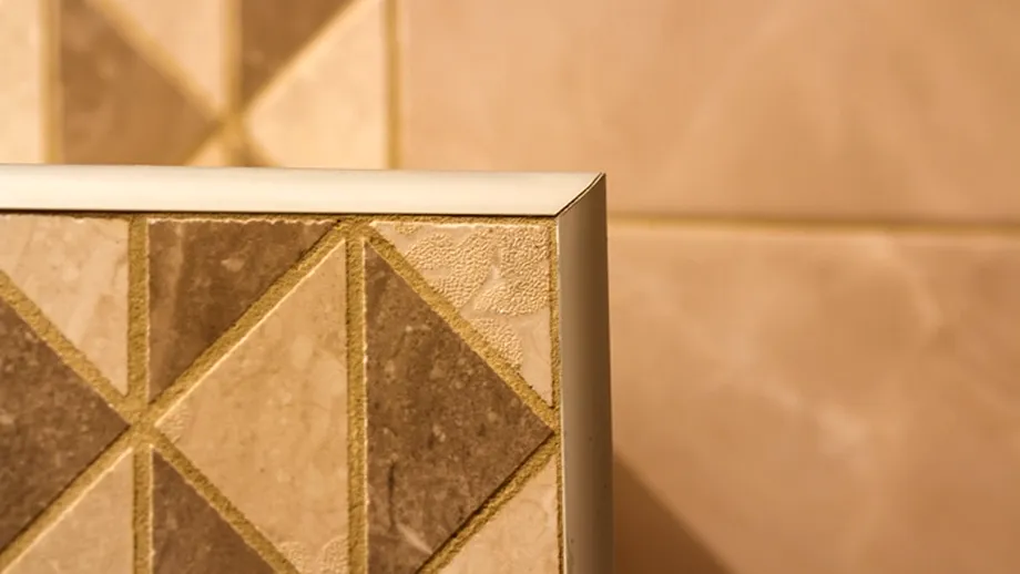 Cum cureți rosturile și mucegaiul din jurul plăcilor de faianță