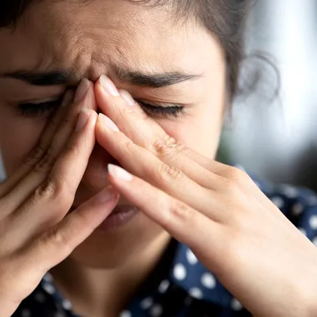 Obiceiul care te îmbolnăvește frecvent. Îți micșorează creierul și provoacă „sindromul inimii frânte”