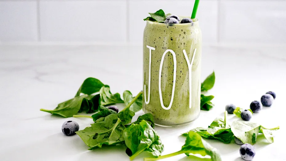 Rețete de smoothie-uri verzi care combat grăsimea din jurul abdomenului