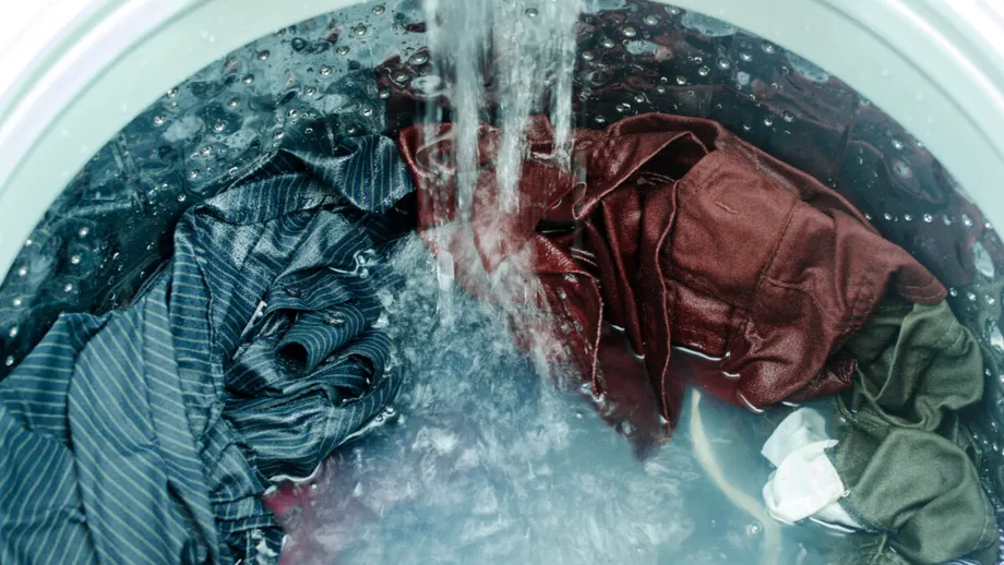 Ce faci când hainele intră la apă. Soluții simple care chiar funcționează oricând!