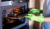 Metoda ieftină și naturală care curăță rapid cuptorul. Petele dificile dispar mai ușor
