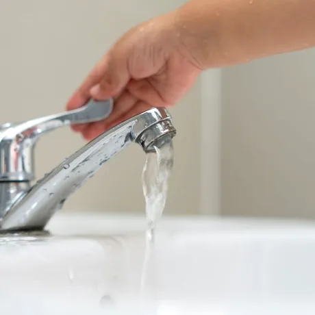 Apa de la robinet ar putea duce la apariția bolii Parkinson, conform studiilor