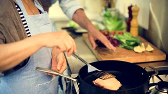 Gătești în acest mod? Obiceiul banal care poate crește riscul de cancer