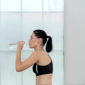 „Trucul insulinei” care arde grăsimea înainte să mănânci. Rutina de dimineață care îți accelerează metabolismul