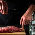 Condimentul grecesc care face friptura savuroasă. Se găsește în toate supermarketurile din România