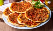 Rețetă de lahmacun, pizza turcească cu carne tocată