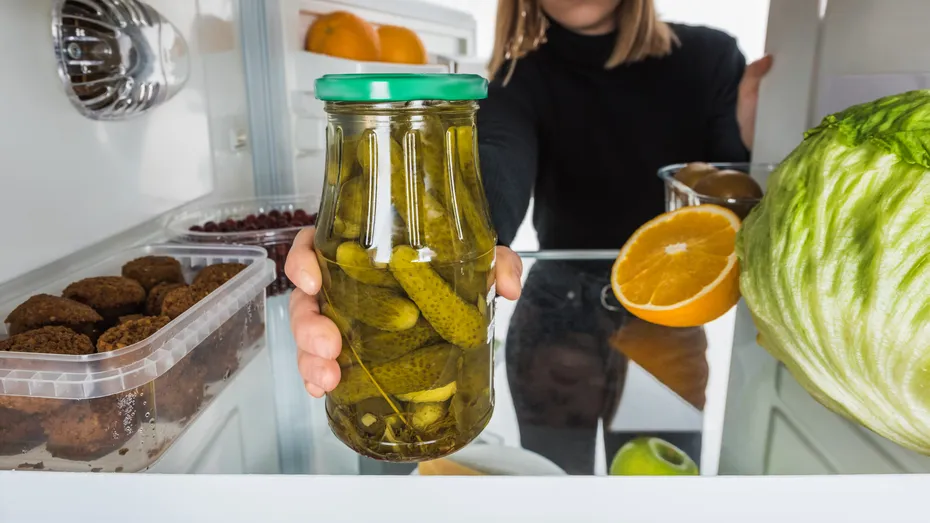 Dacă vrei să slăbești, aruncă ACUM aceste alimente din frigider! Sunt pline de calorii, zahăr, sare și grăsimi