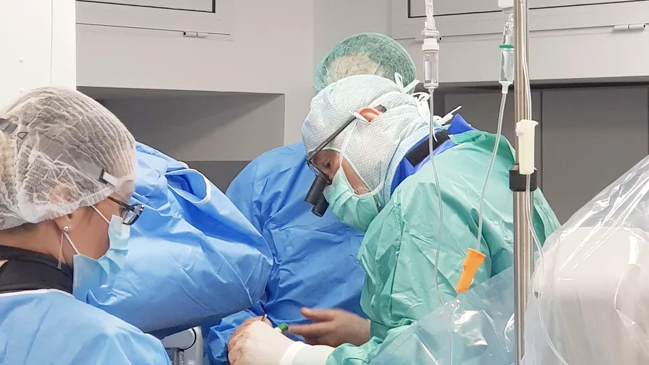 Pacientă cu “aortă de porţelan”, aortă integral calcificată, tratată minim - invaziv prin procedura TAVI Transapical