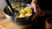 Ingredientul la care nu se gândește nicio gospodină să-l pună în piureul de cartofi, pentru cea mai cremoasă textură