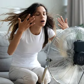 Cum îți afectează aerul condiționat părul. La ce temperatură trebuie ținut să nu-ți usuce scalpul