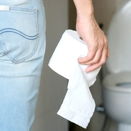 Ce poate spune culoarea scaunului despre sănătatea ta. Semnele care pot indica probleme la ficat sau bilă