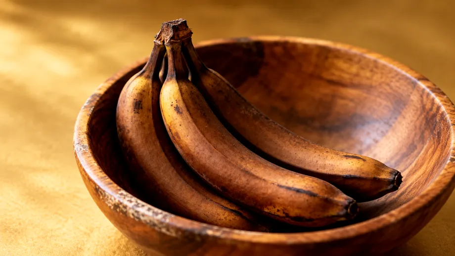 De ce se înnegresc bananele mai repede în fructieră? Greșeala de depozitare pe care o poți evita