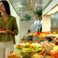 Cum te bucuri de mesele all-inclusive fără excese. Trucuri simple ca să nu mănânci mai mult decât ai nevoie