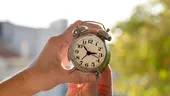 De ce se schimbă ora la 4:00 și nu la 3:00, în România. Ce se întâmplă, de fapt, cu ceasurile în noaptea de 25 octombrie