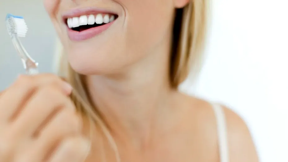 De ce este important să ne spălăm dinții seara: beneficiile igienei orale înainte de culcare