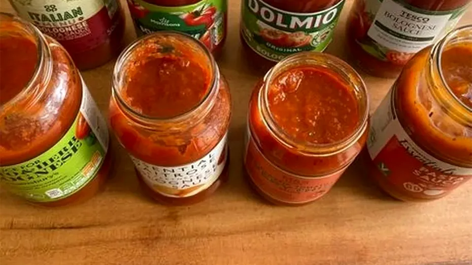 Trucul rapid pentru a îndepărta etichetele de pe borcane! Cu această soluție rezolvi problema în 60 de secunde