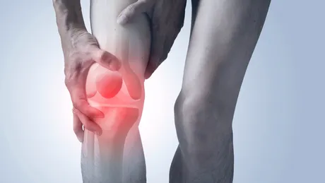 Obiceiuri care îți slăbesc oasele fără să-ți dai seama. Cum le poți proteja