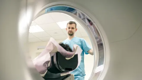 Un bărbat a murit după ce a fost „aspirat” de un aparat RMN. Ce purta acesta la gât