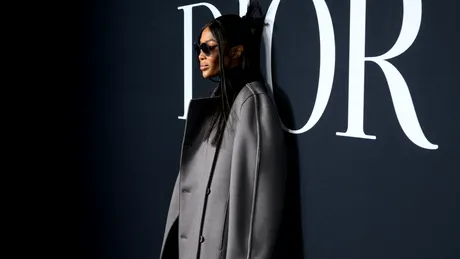Naomi Campbell, lecție de stil la Paris Fashion Week. Ce ținută a purtat la prezentarea Dior