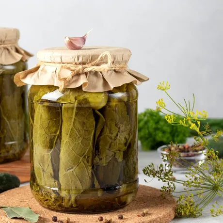 Castraveți murați la borcan pentru iarnă – rețeta simplă pentru murături crocante și aromate