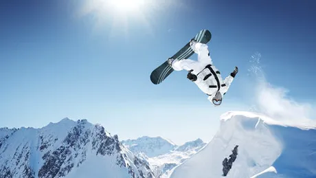 6 vedete pariază pe cea mai mare competiţie de snowboard şi ski slopestyle din România
