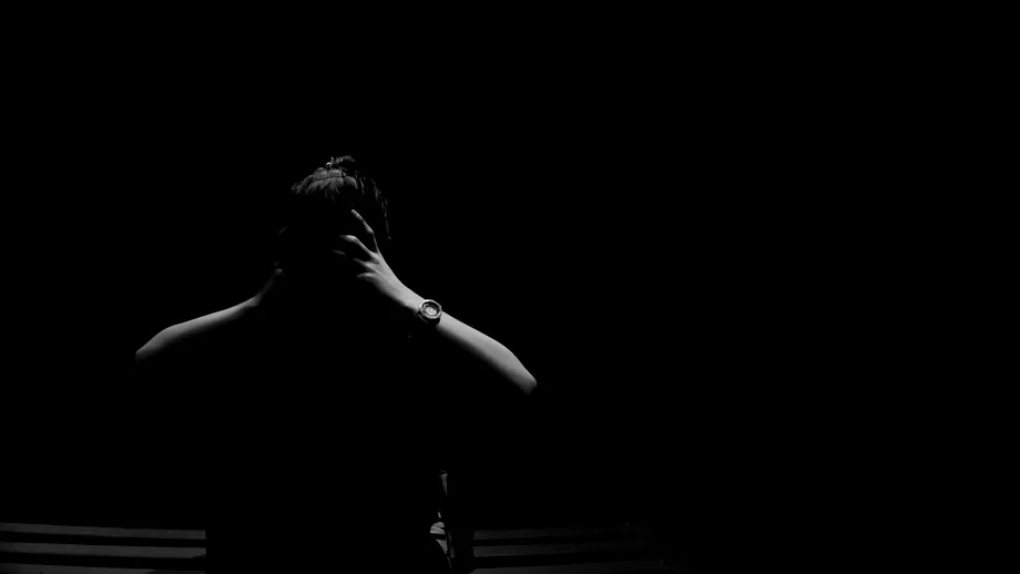 10 CAPCANE ale MINȚII în care tindem să cădem de-a lungul vieții