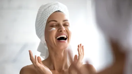 Ce ingrediente trebuie să conțină cremele de noapte dacă vrei o rejuvenare intensă chiar și după 30 de ani