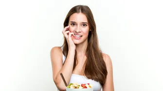 Dieta recomandată persoanelor cu anxietate. Ce alimente pot ajuta și ce ar fi bine să limitezi?