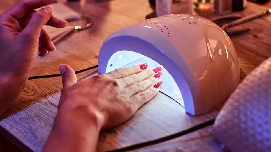 Lămpile UV pentru uscarea ojei sunt mai riscante decât se credea: pot modifica ADN-ul