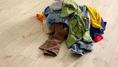 De ce ajungem să lăsăm hainele grămadă pe jos. Fenomenul explicat de specialiști și legătura cu ADHD