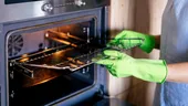 Metoda ieftină și naturală care curăță rapid cuptorul. Petele dificile dispar mai ușor