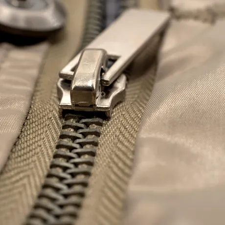 Ai un fermoar blocat sau ieșit de pe șine? Trucul de 2 minute care te ajută, fără să apelezi la croitor