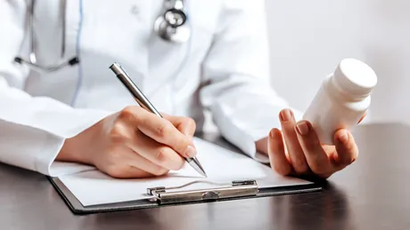 Ai nevoie de o rețetă, dar medicul de familie nu este disponibil? Când poate medicul specialist să îți prescrie tratamentul