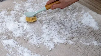 Cum să împrospătezi și să elimini mirosurile din covoare sau mochete folosind amidonul de porumb