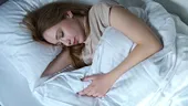 Senzația de „cădere în gol” înainte de somn are o explicație. Ce spun medicii despre acest fenomen