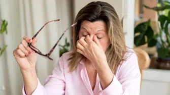 Te doare capul în fiecare dimineață. Ce îți spune organismul? Dr. Anca Ghilință: „O cefalee cu debut brusc ar trebui considerată o urgență medicală”