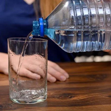 Apă minerală vs. apă plată pe caniculă. Există diferențe reale în hidratare și pe care ar trebui să o alegi în zilele foarte călduroase?