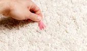 Cum să scoți guma de mestecat de pe covor, fără bătăi de cap. Ingredientul din bucătărie care curăță fără să deterioreze