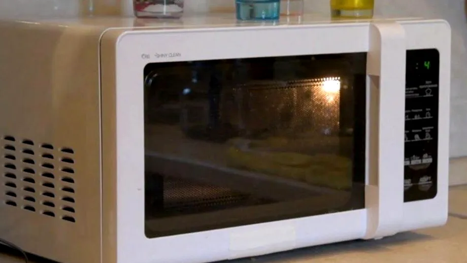 De ce geamul cuptorului cu microunde are acele „găuri” mici? Mulți români nu știu la ce ajută, de fapt
