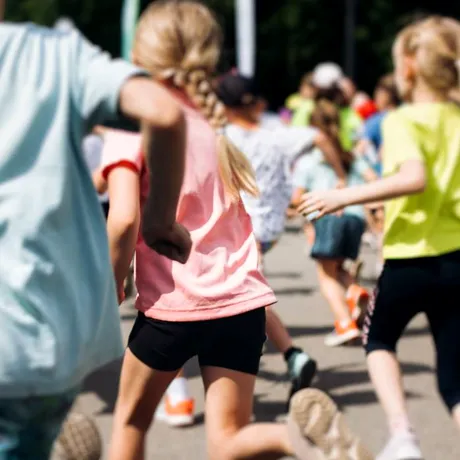 „Terapie nocivă. Copii care nu mai știu să crească”. Ce a scos la iveală investigația jurnalistei Abigail Shrier despre modului în care sunt tratați copiii