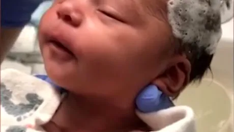 Prima baie a unui bebeluş