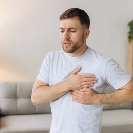 Un bărbat a fost diagnosticat cu o formă incurabilă de cancer mamar după ce a observat un singur simptom