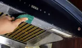 Cum cureți filtrul hotei fără să freci minute întregi. Trucul cu apă fierbinte, bicarbonat și folie de aluminiu