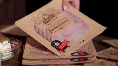 Ruladă caldă cu Jambon de Curcan Matache Măcelaru’, cașcaval și legume aromate